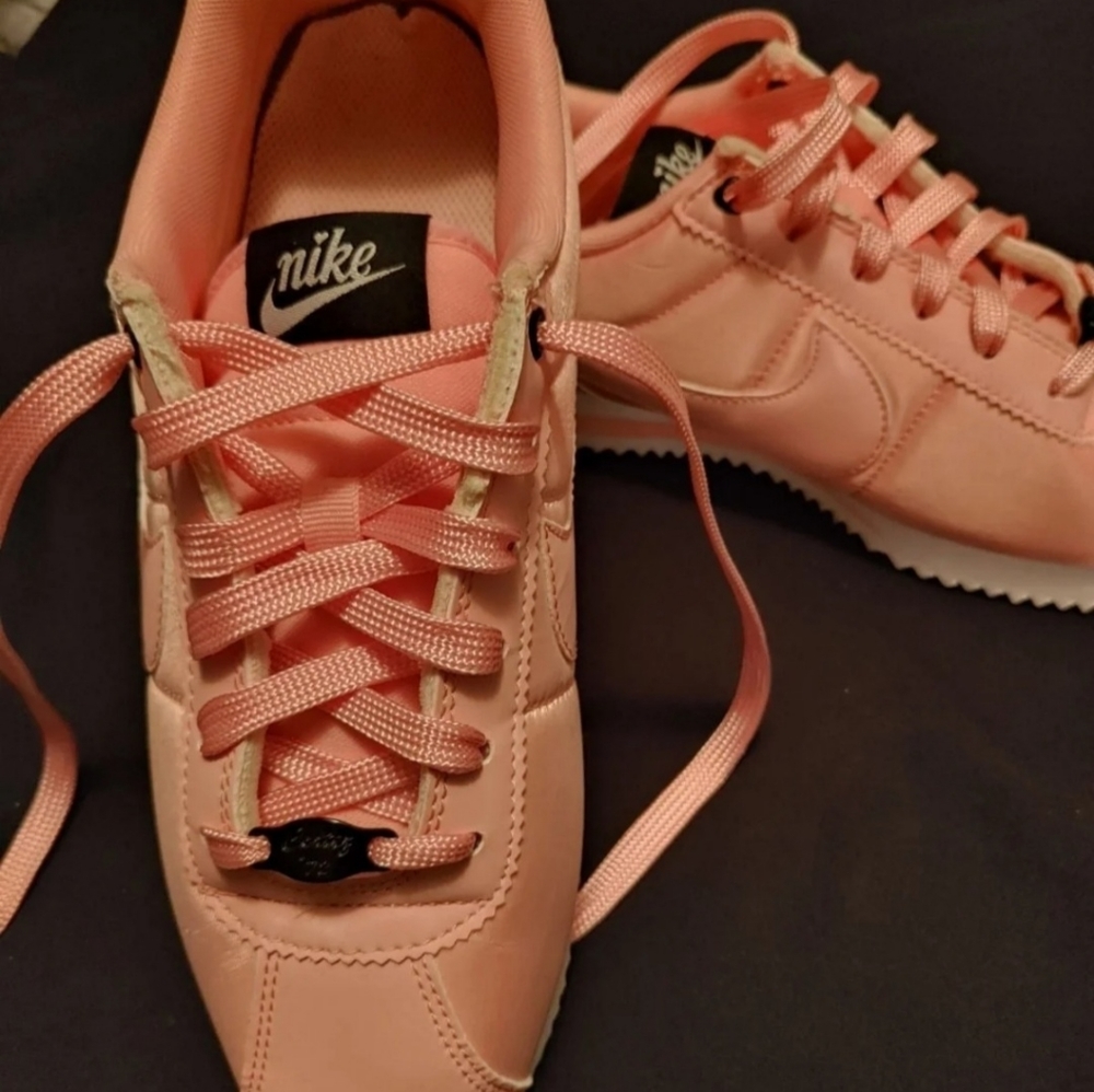 🩷🩶Nike Cortez coral & black